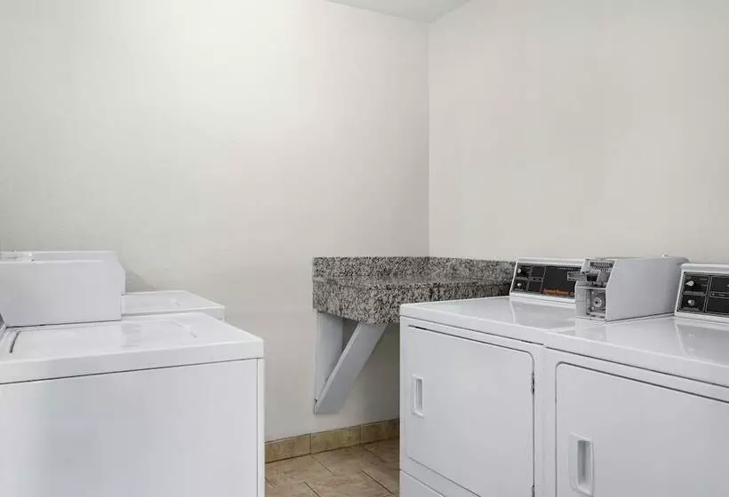 Hotelli Ramada By Wyndham Cedar Rapids South