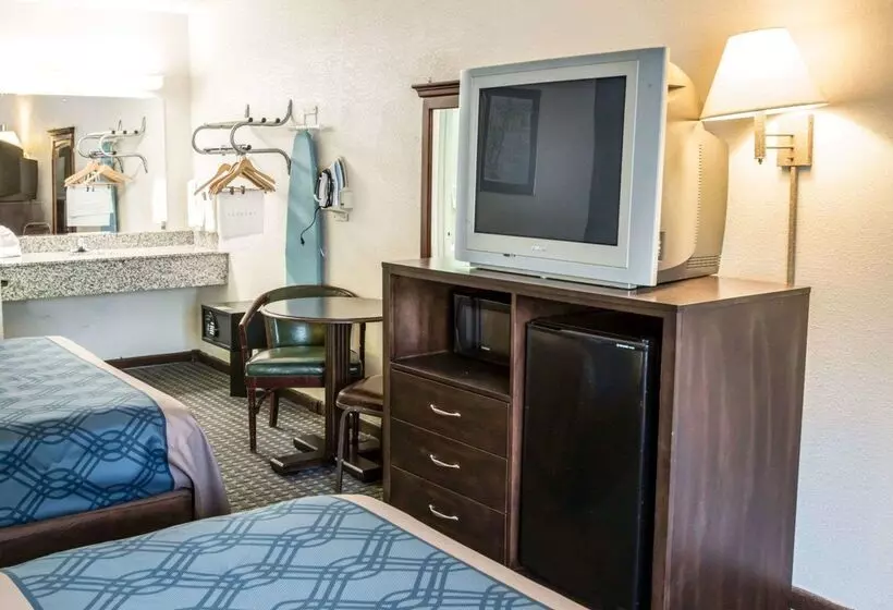 هتل Rodeway Inn & Suites Wilmington North