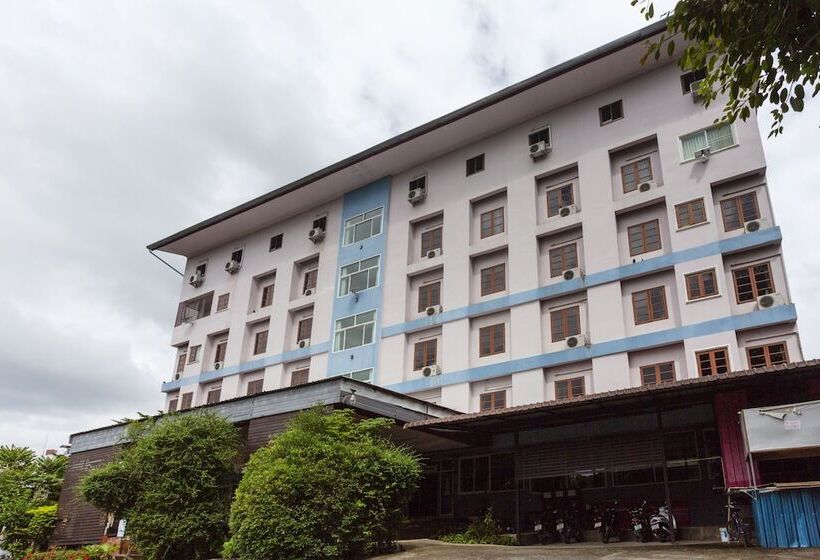 בית מלון כפרי Oyo 75356 Thipsiri Lodge