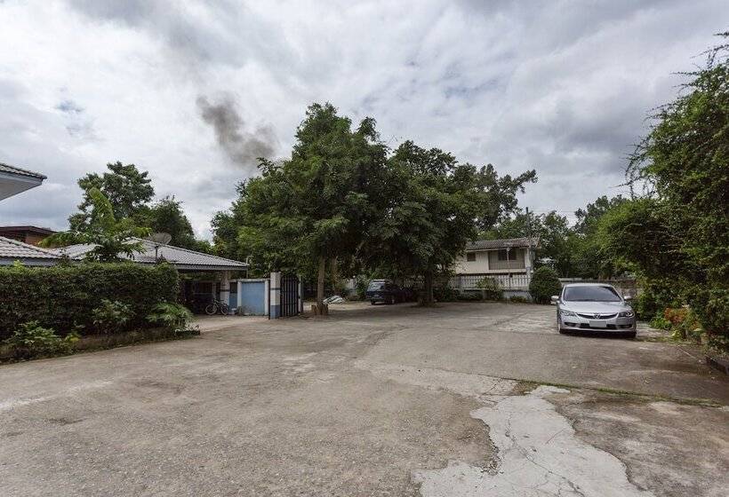 בית מלון כפרי Oyo 75356 Thipsiri Lodge