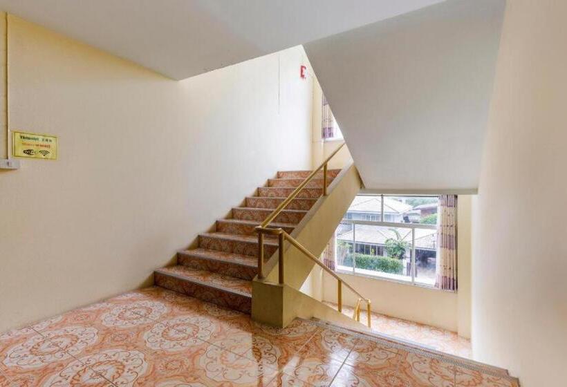 בית מלון כפרי Oyo 75356 Thipsiri Lodge