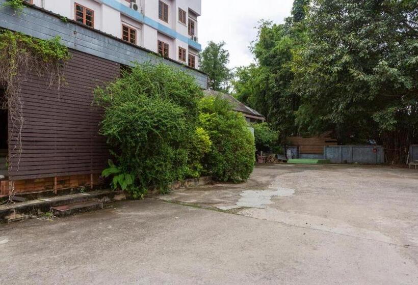 בית מלון כפרי Oyo 75356 Thipsiri Lodge