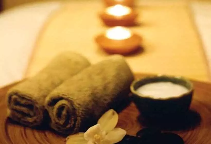 Everglades Hotel & Conference Centre