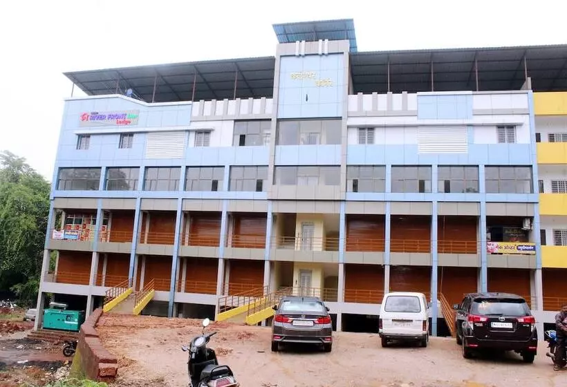 Hotelli Neelisha River Front Inn