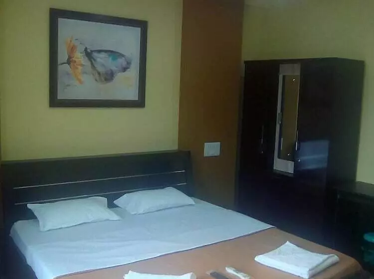 Hotelli Neelisha River Front Inn