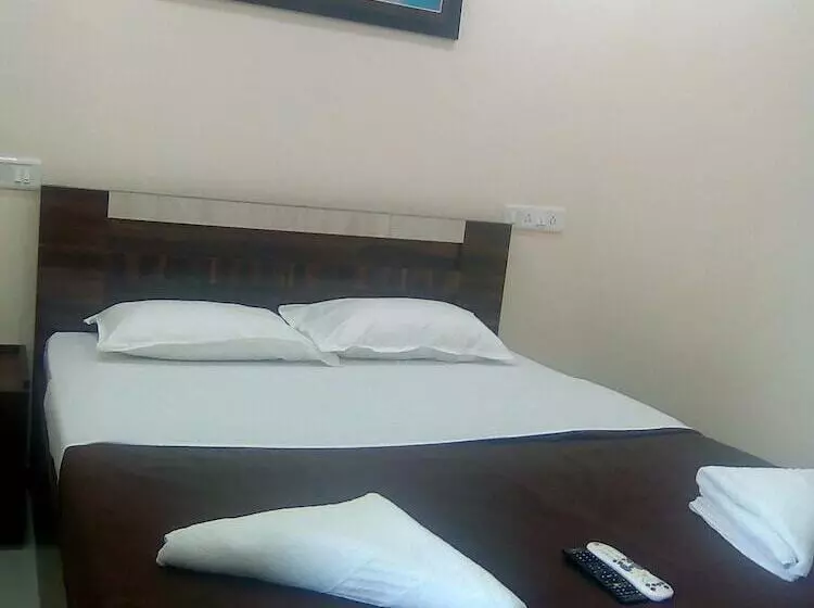 Hotelli Neelisha River Front Inn