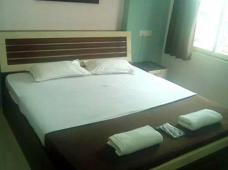 Hotelli Neelisha River Front Inn