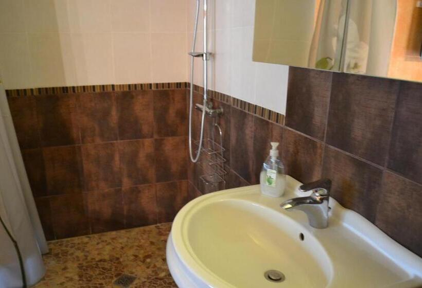 פנסיון Aux Orangers