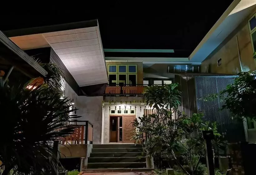 Majatalo Tonmai Suites