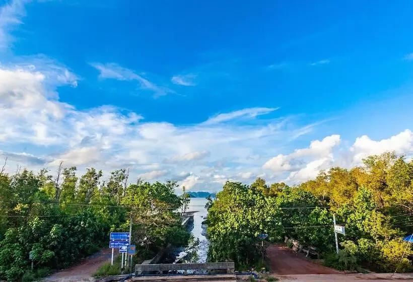 Majatalo Tonmai Suites