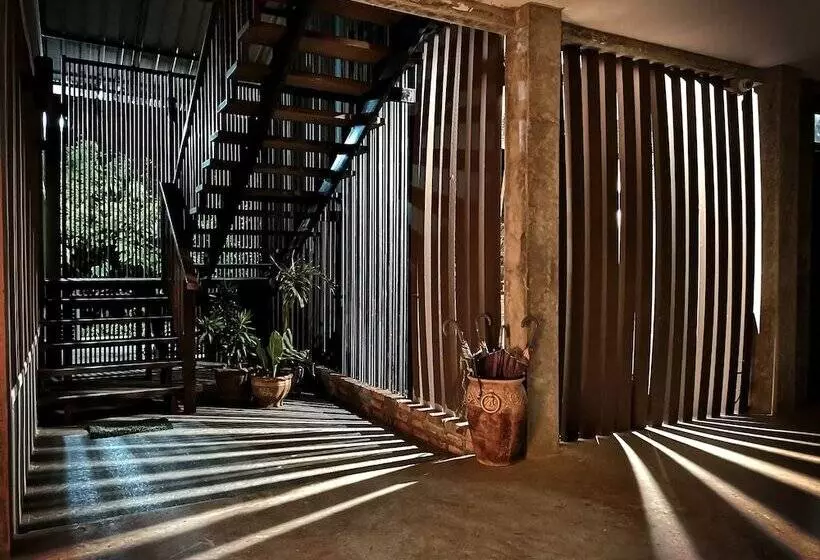 Majatalo Tonmai Suites
