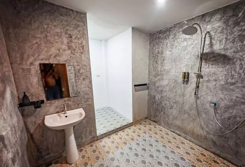 Majatalo Tonmai Suites