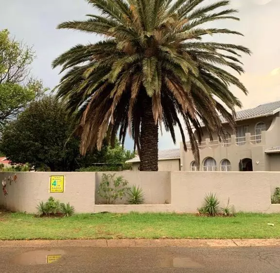 Pension Brackendowns Guest Star