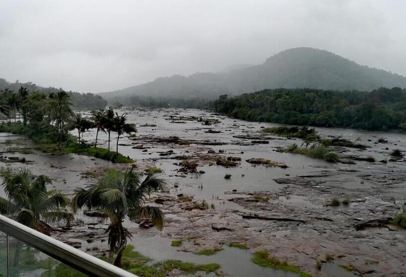 Hotel The Anchorage Athirapilly Resort
