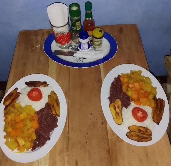 تختخواب و صبحانه Rosa's Lake Cabins