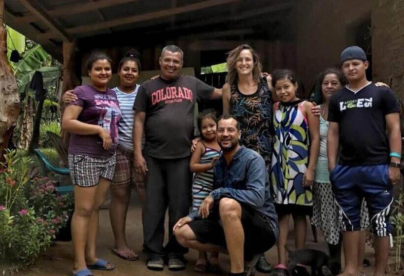 تختخواب و صبحانه Rosa's Lake Cabins