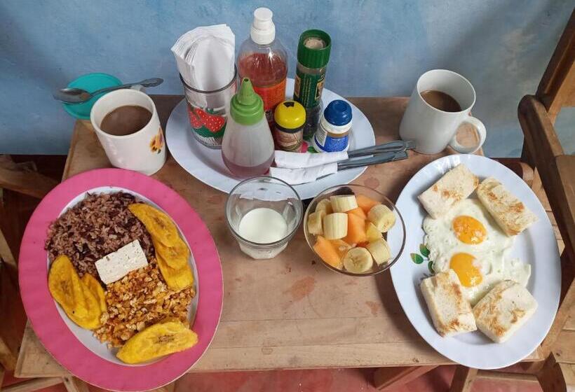 تختخواب و صبحانه Rosa's Lake Cabins