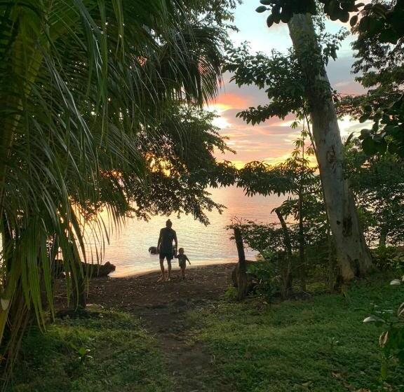 تختخواب و صبحانه Rosa's Lake Cabins