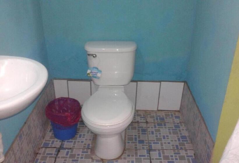 تختخواب و صبحانه Rosa's Lake Cabins