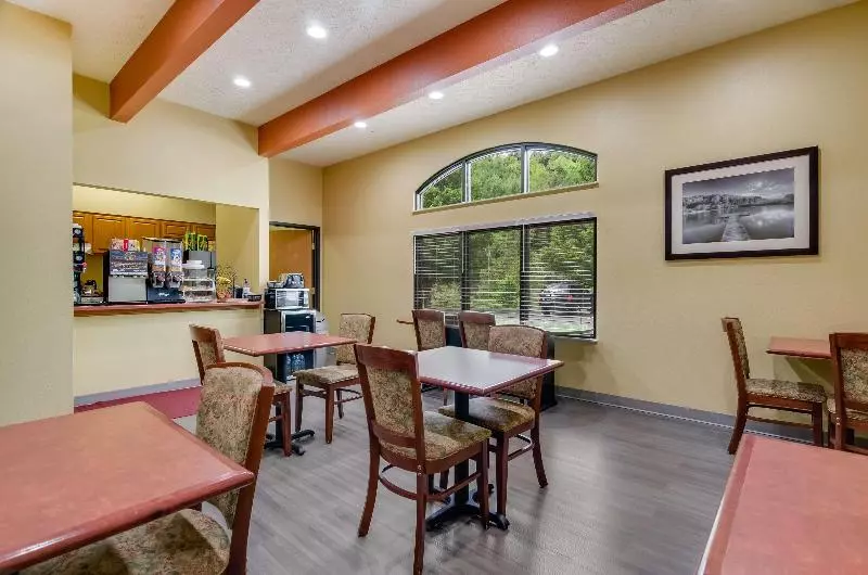 Hotelli Americas Best Value Inn & Suites Independence Va