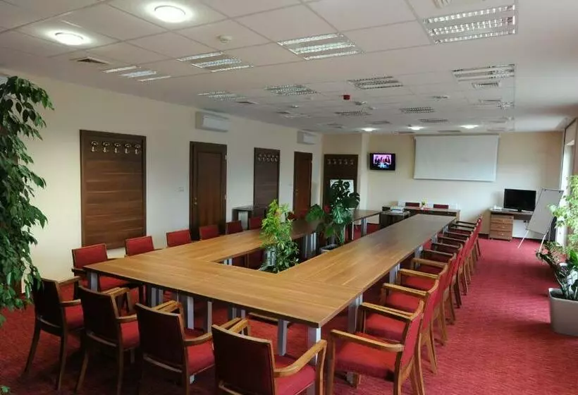 Retkeilymaja Country Saloon Belá