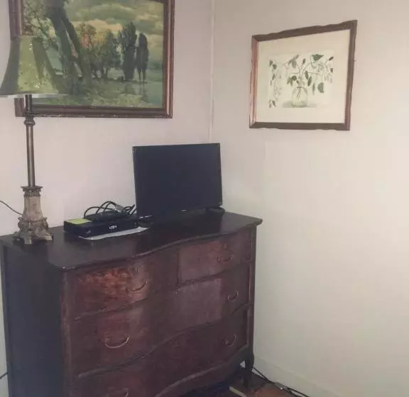 Glass Magnolia Bed & Breakfast