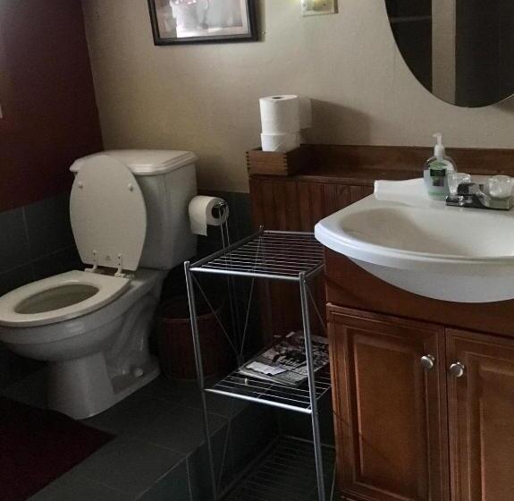 Glass Magnolia Bed & Breakfast