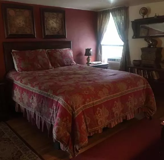 Glass Magnolia Bed & Breakfast