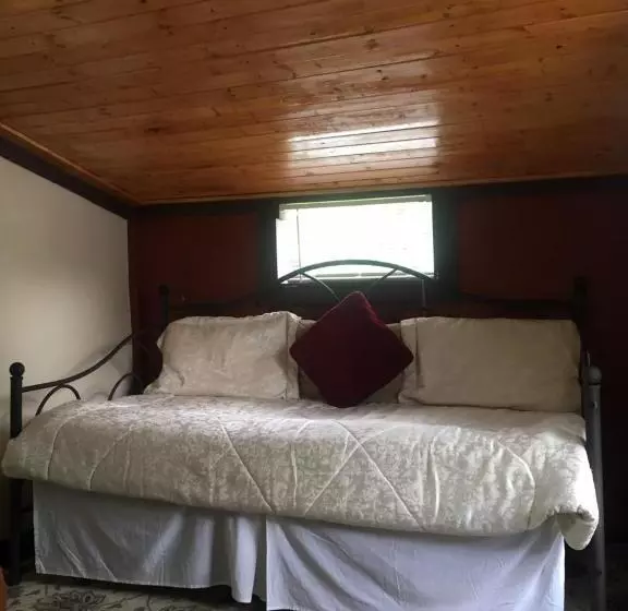 Glass Magnolia Bed & Breakfast