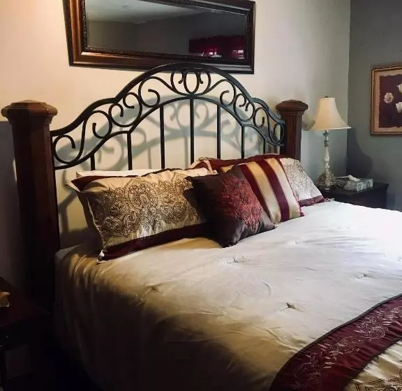 Glass Magnolia Bed & Breakfast