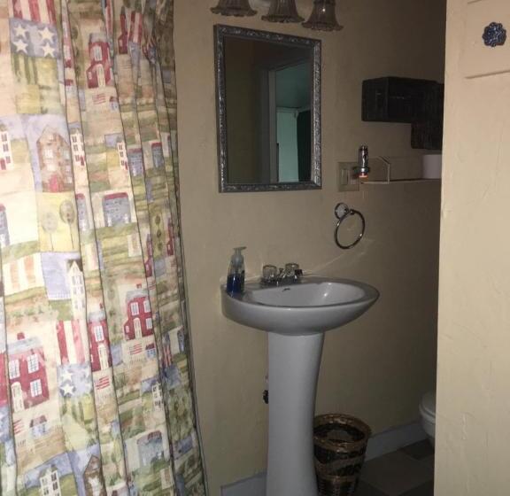 Glass Magnolia Bed & Breakfast