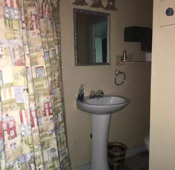 Glass Magnolia Bed & Breakfast