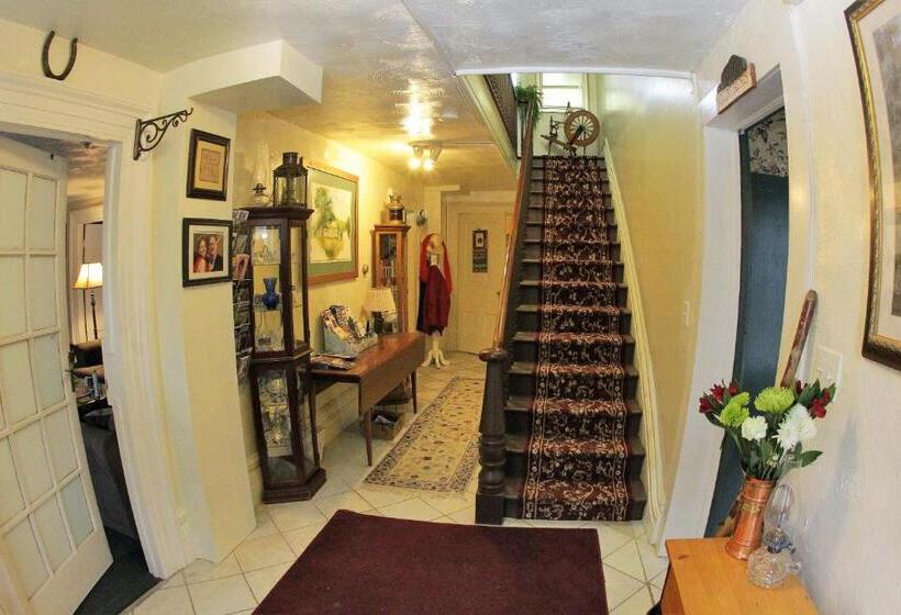 Glass Magnolia Bed & Breakfast