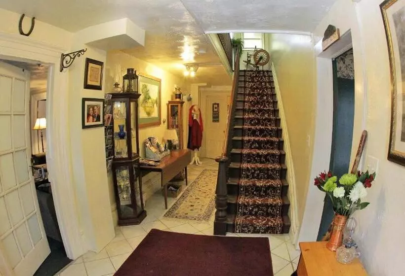 Glass Magnolia Bed & Breakfast