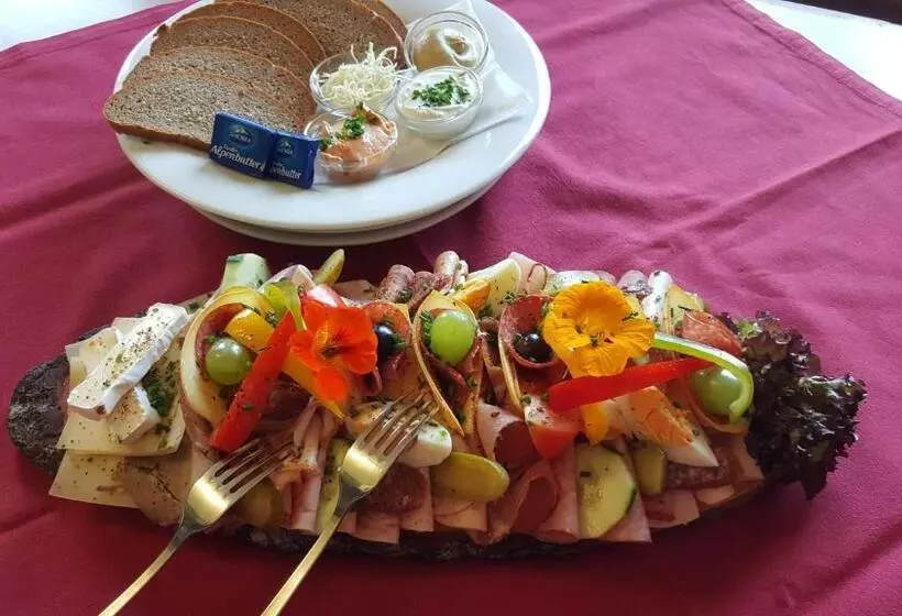 Retkeilymaja Berggasthof Schatzbergalm