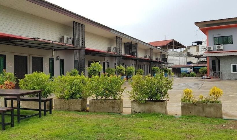 호텔 Baan Sri Family