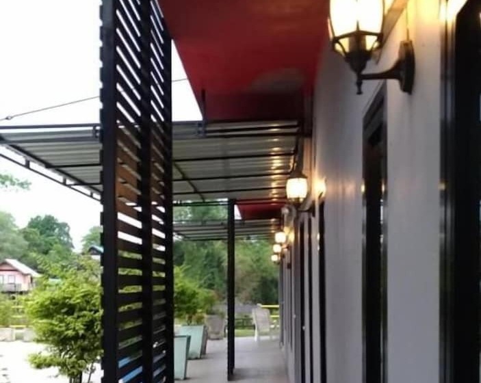 Отель Baan Sri Family