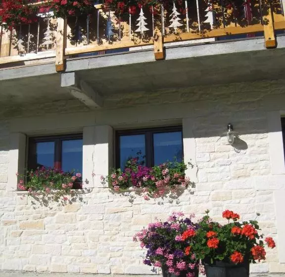 Aamiaismajoitus (B&B) La Tour Du Coq Doré