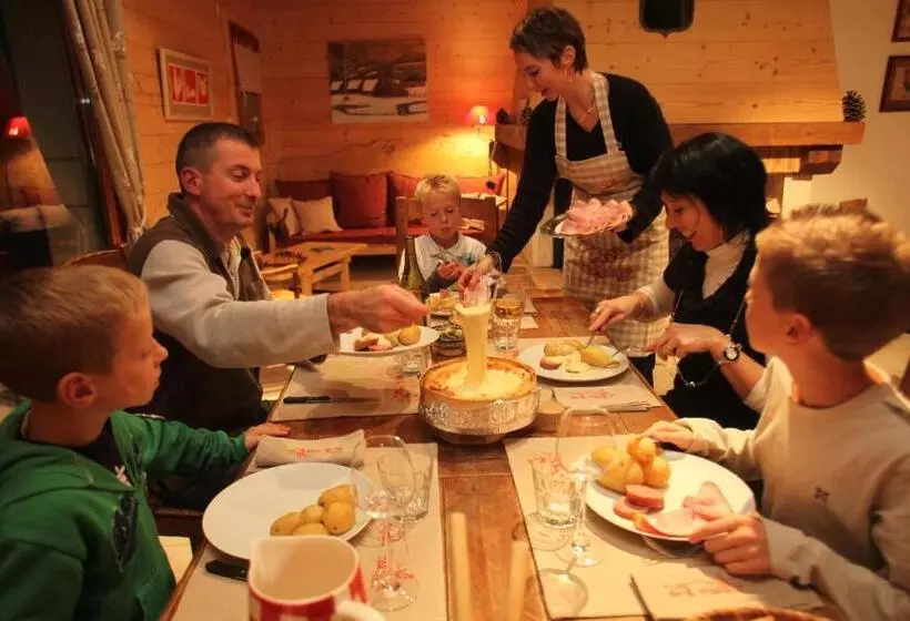 Aamiaismajoitus (B&B) La Tour Du Coq Doré