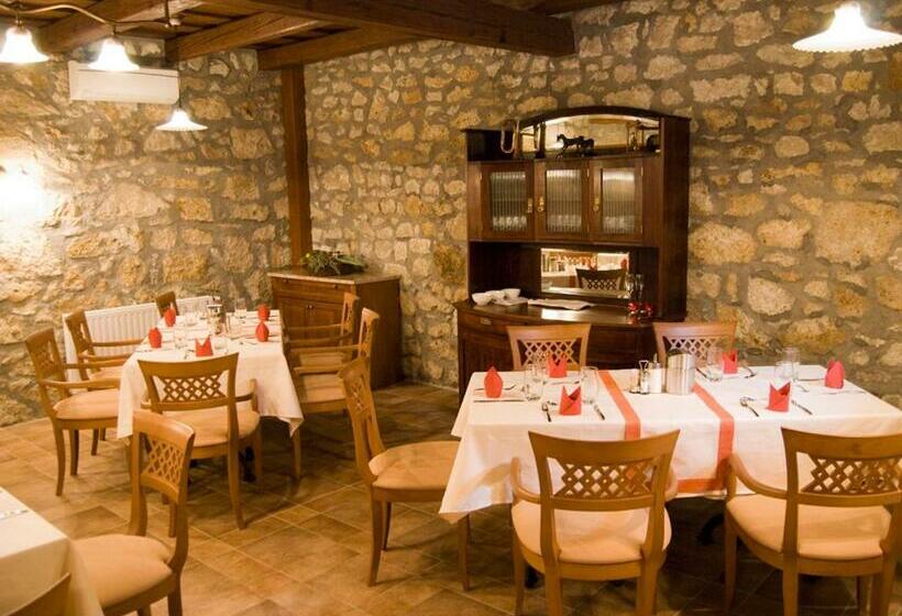 Пансион Trifecta Udvarház