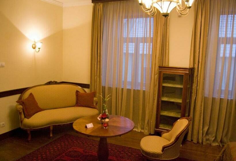 Пансион Trifecta Udvarház