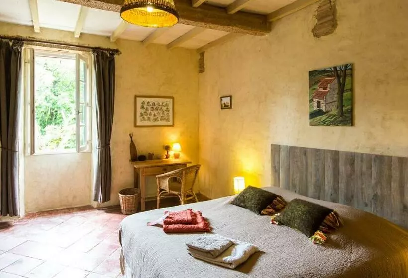 Aamiaismajoitus (B&B) Au Mas Des Calmettes
