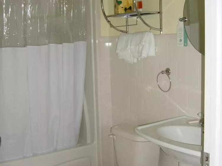 The City Hotel Bar & Grill