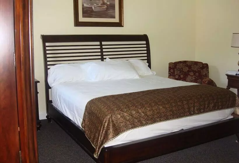 The City Hotel Bar & Grill