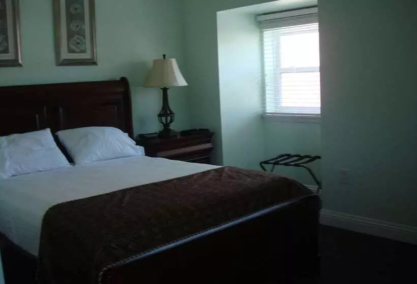 The City Hotel Bar & Grill