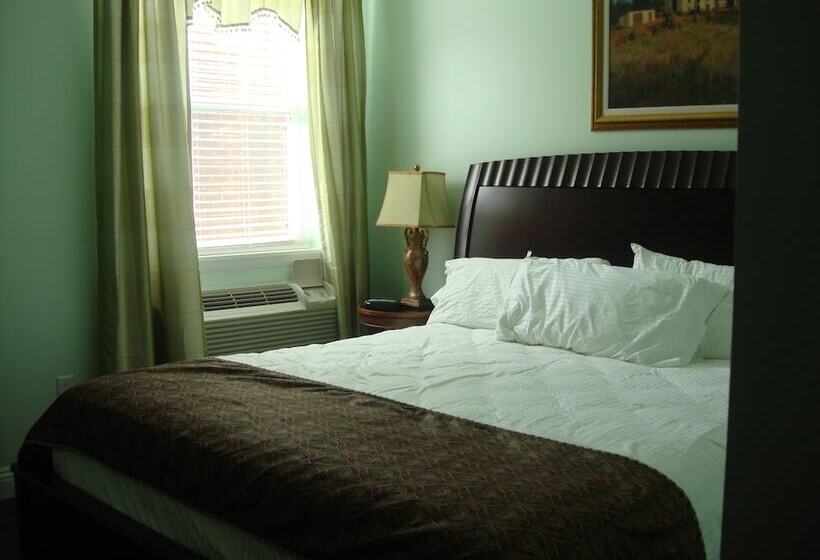 The City Hotel Bar & Grill