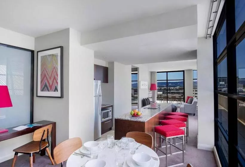 هتل Mantra Hindmarsh Square