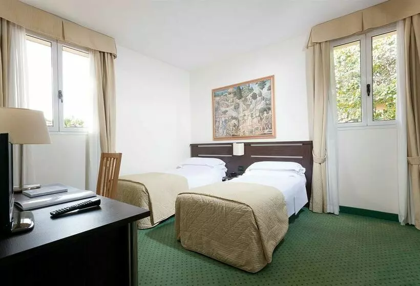 هتل The Church Village