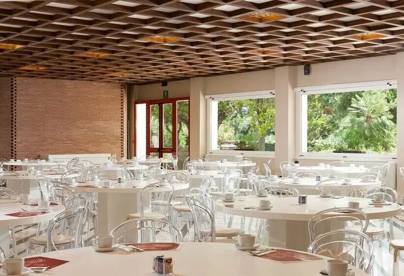 هتل The Church Village