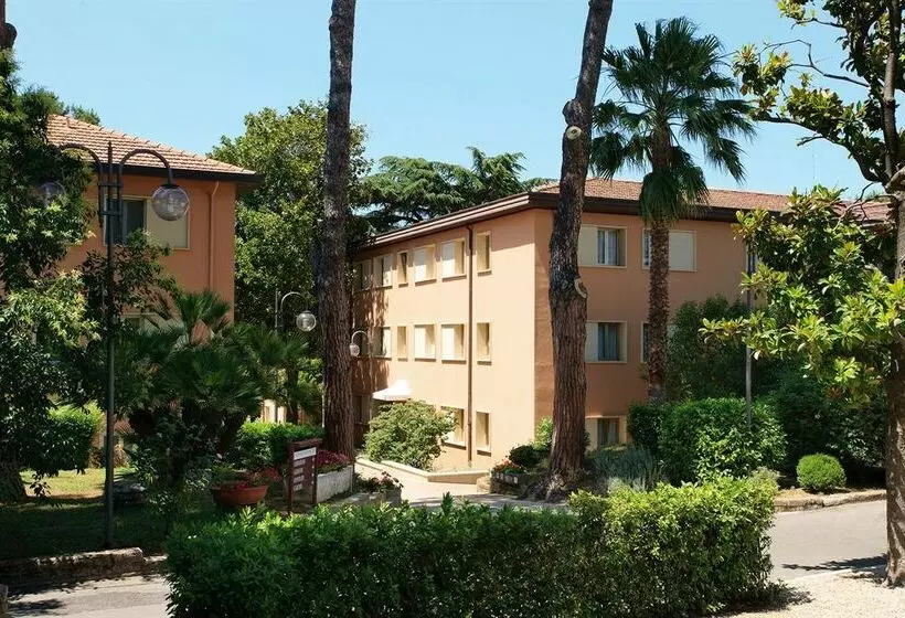 هتل The Church Village